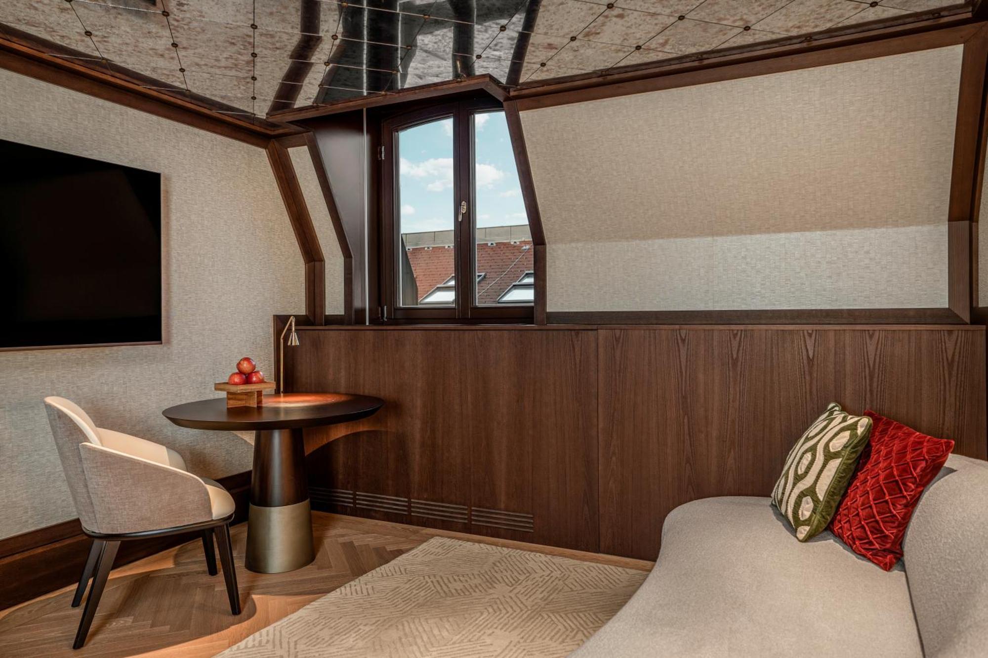 Almanac Palais Vienna Hotel Bagian luar foto A suite at the hotel