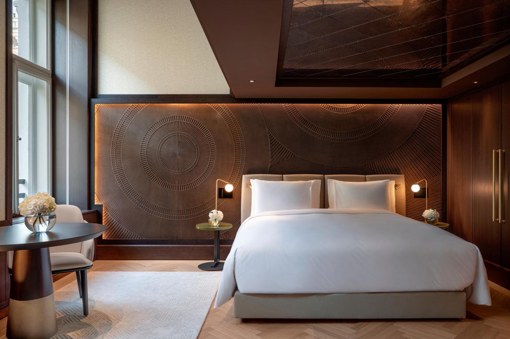Almanac Palais Vienna Hotel Bagian luar foto A bedroom at The London Edition