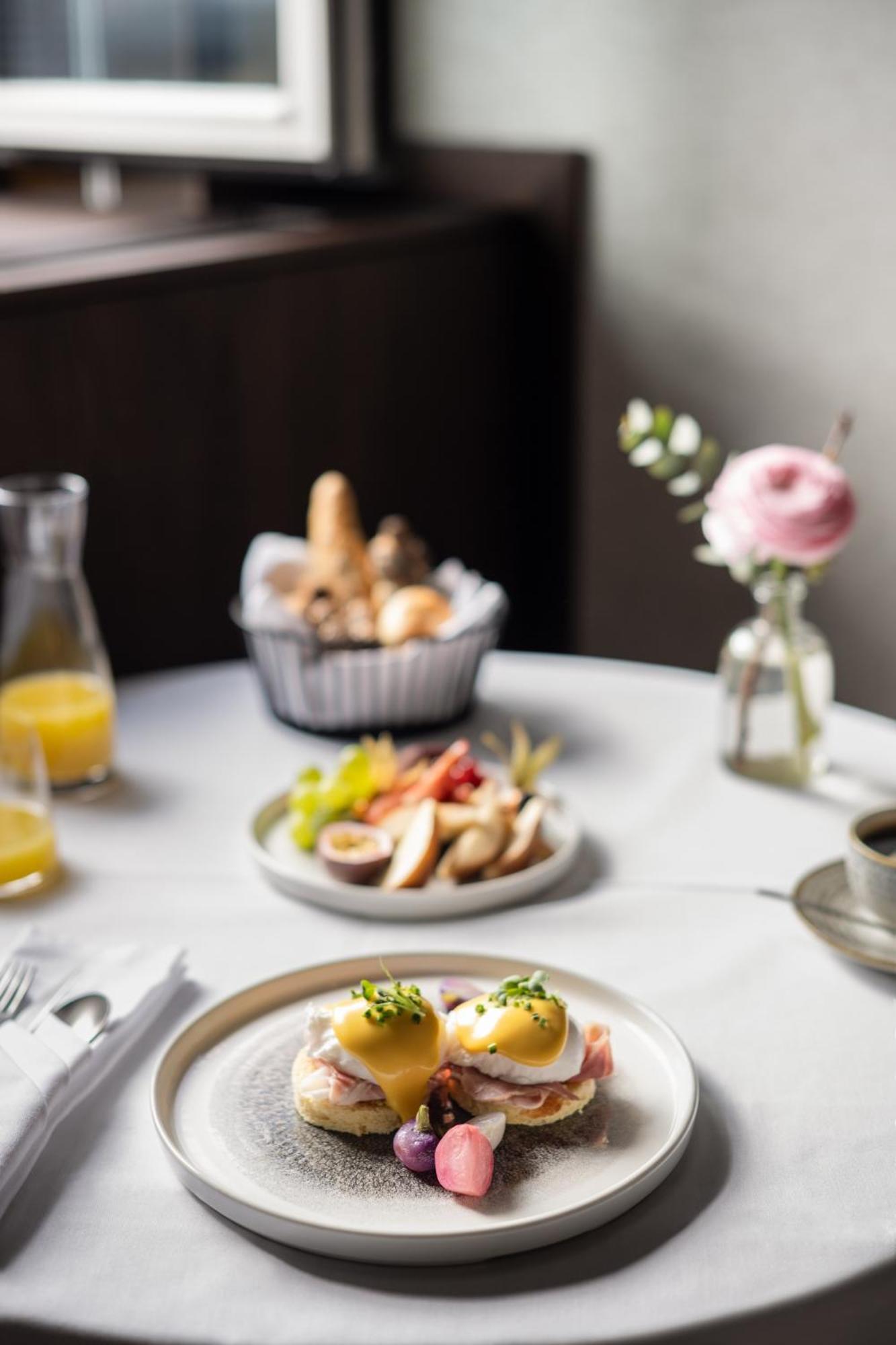 Almanac Palais Vienna Hotel Bagian luar foto A breakfast table