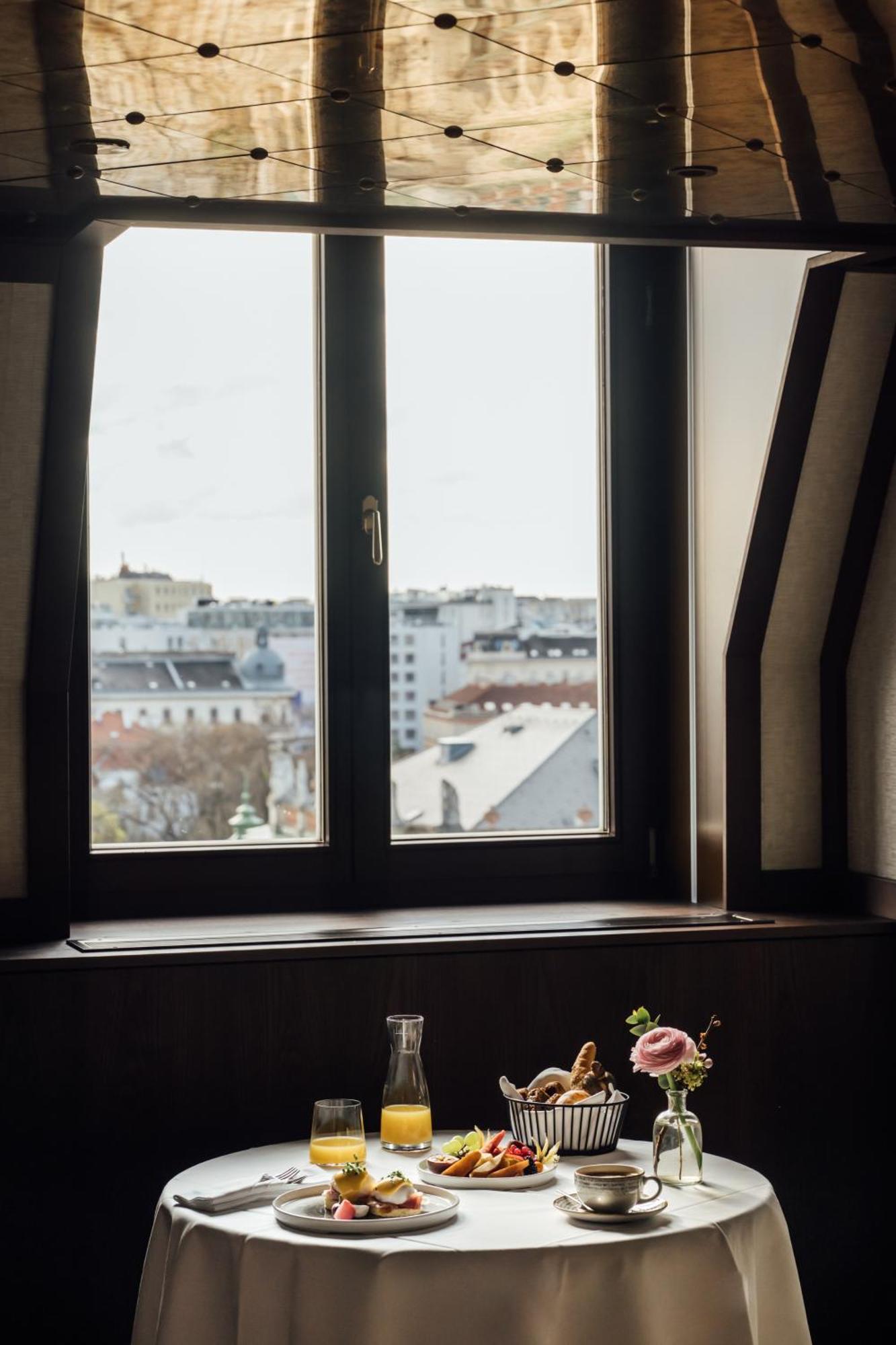 Almanac Palais Vienna Hotel Bagian luar foto A window